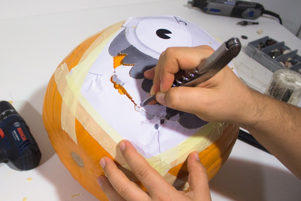 How to mark the outline to carve your Halloween pumpkin