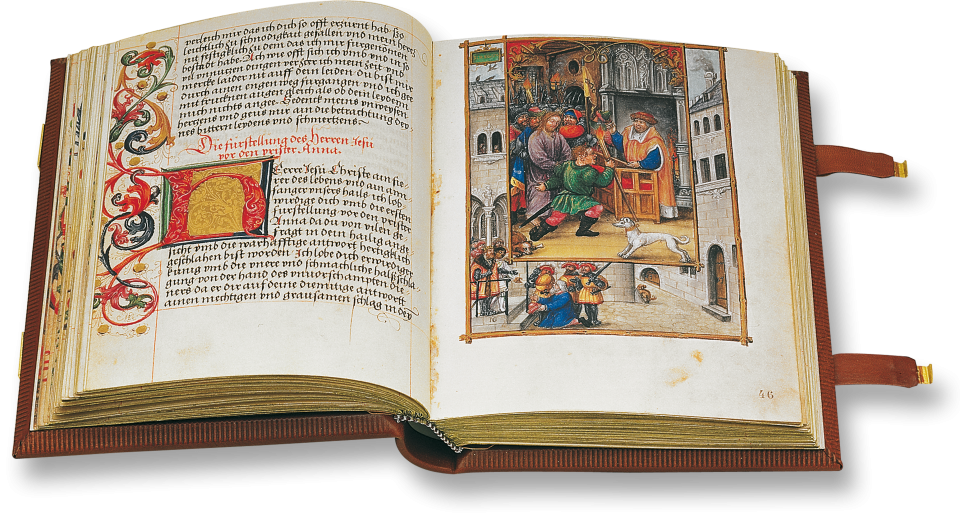 Der aufgeschlagene Band zeigt fol. 45v/46r: Die Hauptminiatur zeigt Jesus vor dem Hohenpriester nach seiner Gefangennahme. Im Rahmen die entsprechende typologische Szene des Alten Testaments: Der Prophet Michajehu verheißt Unheil (1 Kön 22).
